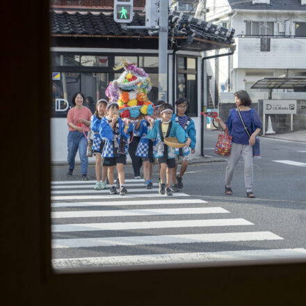 街を練り歩く子ども神輿