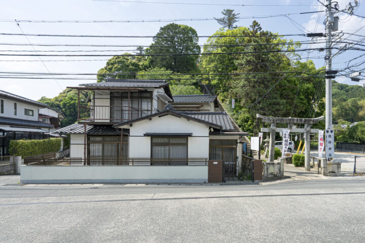 神社ふもとの狛犬的ヤドカリハウス