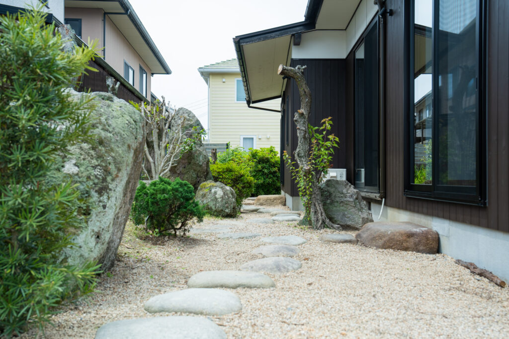 飛び石と植栽のある和の庭