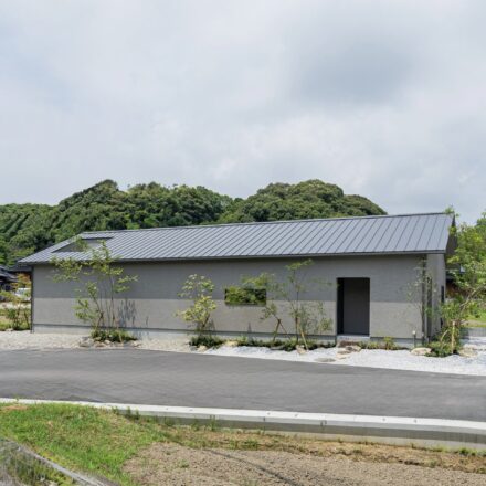 新築住宅完成見学会開催。 Natural × Elegant 緑に囲まれた平屋で暮らす、上質で開放的な住まい