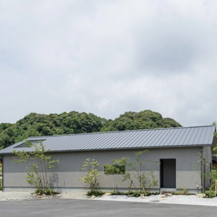 新築住宅「Natural × Elegant 緑に囲まれた平屋で暮らす、上質で開放的な住まい」の施工事例を公開しました。