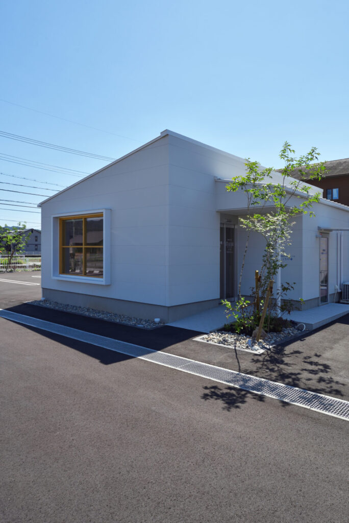 植栽が彩る薬局のエントランス