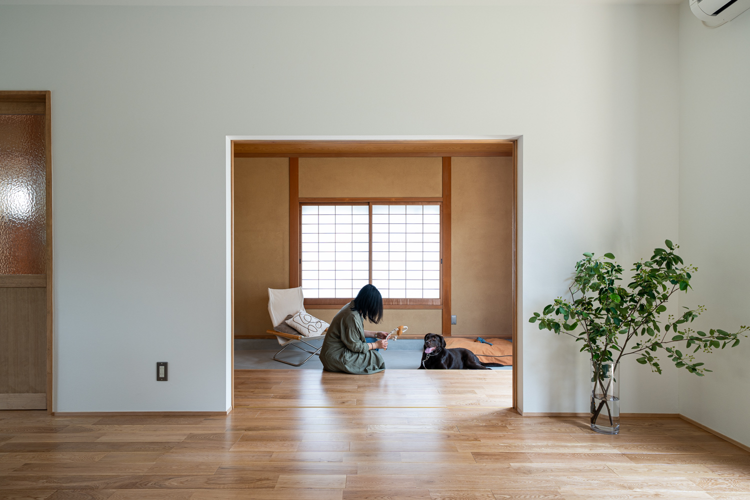 リビングから開口越しに見る土間